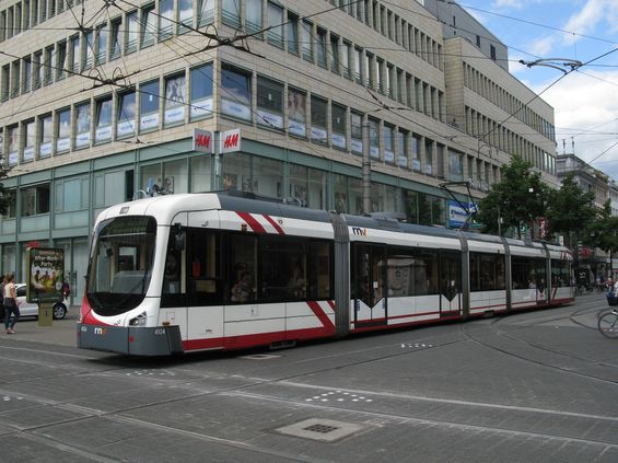 Od roku 2003 je obnovován vozový park tramvají RNV vozidly Variobahn od Bombardieru,  to v pìti- i sedmièlánkovém provedení. Èást pìtièlánkových tramvají je kvùli pøímìstské lince 5, která také projíždí srdcem Mannheimu, obousmìrná.