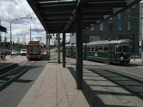 Do sousedního Ludwigshafenu se mùžete dostat vlakem i tramvají. Tramvaje pøekonávají Rýn po dvou mostech. Zde u hlavního nádraží se potkala souèasná tramvaj s historickou používanou pro komerèní jízdy.