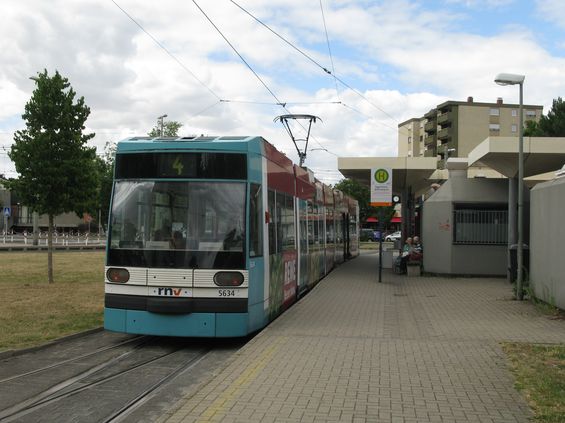 Linka è. 4, oznaèovaná podle døívìjšího provozovatele také jako RHB, je vlastnì pøímìstská tramvaj, která vede jihozápadním smìrem daleko za mìsto, a svùj desetiminutový interval udržuje pouze na okraj Ludwigshafenu. Dál do mìsteèka  Bad Dürkheim, už jezdí jen po pùl hodinì a o víkendu dokonce po hodinì.