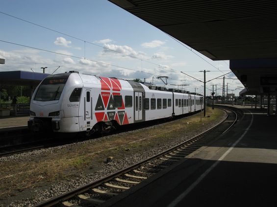 S-Bahn provozovaný Nìmeckými dráhami, na jehož linkách se mùžete svézt jednopodlažními elektrickými jednotkami øady 425 typickými tøeba pro Frankfurt nad Mohanem, Stuttgart nebo Mnichov, zasahuje napøíklad až do Karlsruhe. Toto je však expresní pøímìstská jednotka konceptu SÜWEX, který provozují DB na 5 linkách v jihozápadní èásti Nìmecka s tìmito Flirty 3. generace od Stadleru.