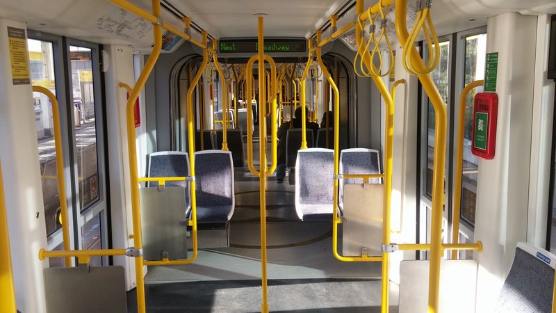 Interiér obousmìrných 28 dlouhých dvouèlánkových tramvají Bombardier Flexity Swift M5000 má díky výšce nástupiš� 900 mm podlahu v jedné úrovni.
