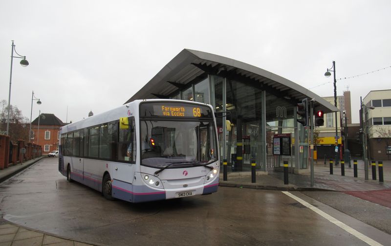 Malý pøestupní autobusový terminál na koneèné stanici linky tramvaje E v mìsteèku Eccles západnì od Manchesteru.