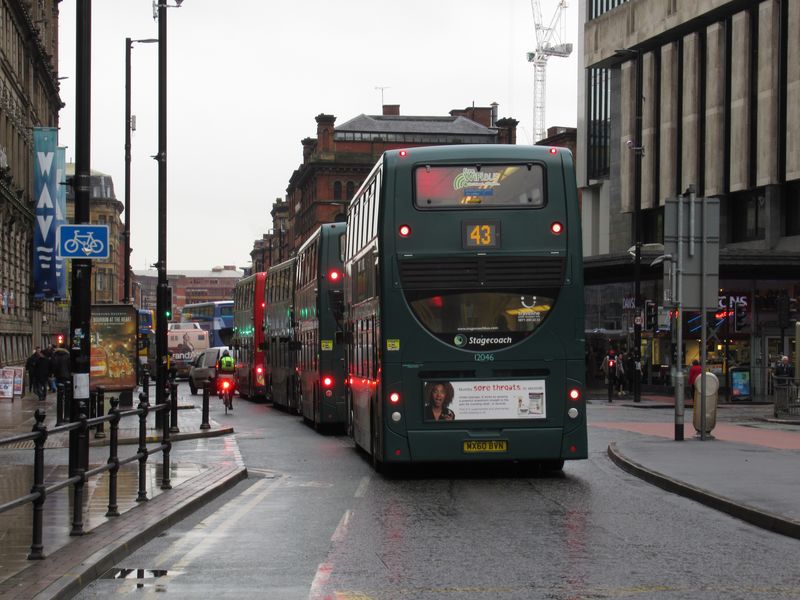 V centru Manchesteru jsou nìkteré ulice vìènì plné autobusù – není divu, až do centra míøí vìtšina autobusových linek, èasto v soubìhu s kolejovou dopravou. Stejnì jako jinde v Británii je však autobusový trh regulovaný jen velmi omezenì, napøíklad užíváním autobusové infrastruktury nebo alternativním uznáváním integrovaných jízdenek.