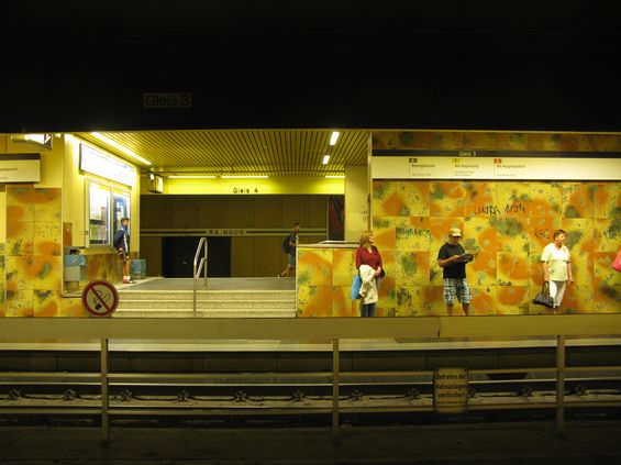 Podzemní zastávka Rathaus v Ludwigshafenu. Také tato stanice byla stavebnì pøipravena na 80-90 cm vysoká nástupištì. Èást kolejí je dosud nevyužita. Pùvodní Stadtbahn mìl mít 5 linek oznaèených A až E.