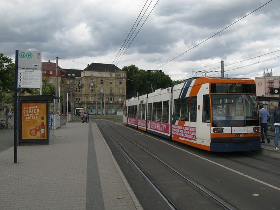 Tramvaje míøí z centra Mannheimu také na severovýchod po dvou mostech pøes øeku Neckar, která se poblíž vlévá do Rýna.