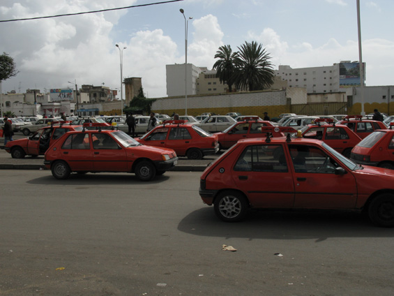 Stanovištì malých i velkých taxíkù (nedaleko autobusového stanovištì) se nachází jižnì od centra Agadiru. Malé taxíky jsou v Agadiru èervené a vìtšinou se jedná o Fiaty nebo Peugeoty. Velmi oblíbená znaèka v Maroku je také Dacia Logan.