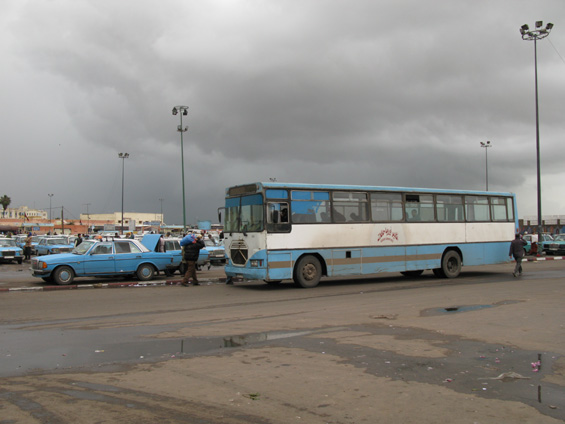 Místní autobus na nádraží v Inezgane. Je zajímavé, že tak velký pøestupní uzel se nachází v pomìrnì malém mìstì, zatímco v nedalekém sedmisettisícovém Agadiru nic takového nenajdete.