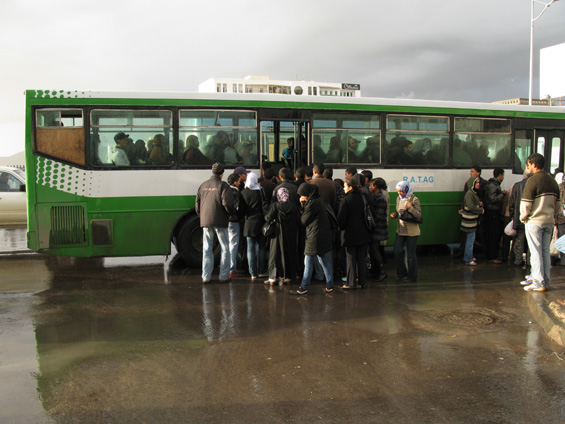 I když odjíždìly v odpolední špièce autobusy do jižních pøedmìstí jeden za druhým, pøesto kapacita nestaèila. Pøesto se do již totálnì pøeplnìného autobusu dokázal vtìsnat i vozíèkáø.