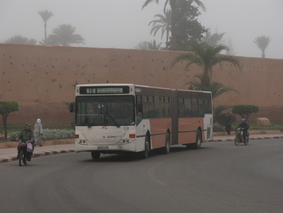 Novìjší kloubový autobus na lince 16 v ranní mlze u mìstských hradeb.