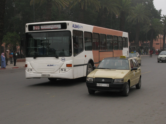 Mìstský autobus a mìstský taxík - tzv. "petit taxi", tzn. že je menší a nejezdí po pøedem vymezených trasách.