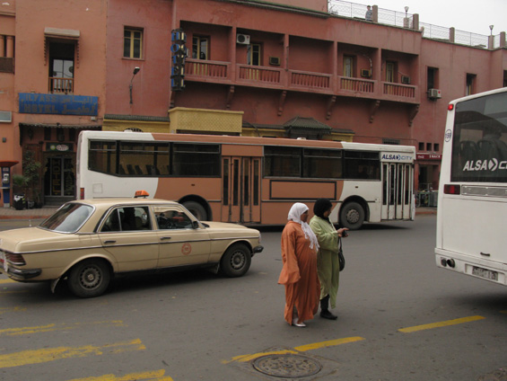 Starší typ autobusu se skládacími dveømi. Celkovì je ale na marocké pomìry vozový park v Marakeši velmi moderní.