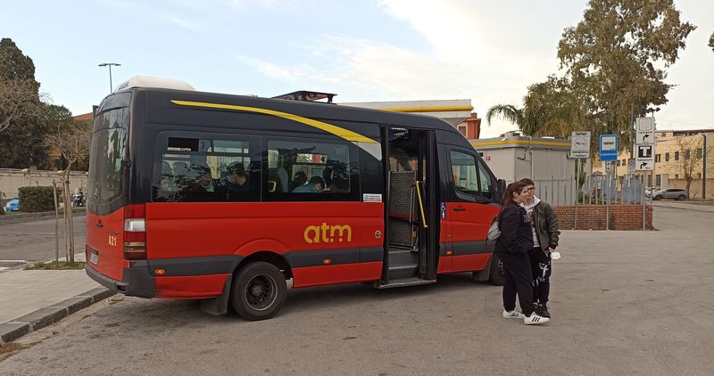 Další mercedesový minibus vyèkává na odjezd z centra poblíž tramvajové zastávky Villa Dante u místního mìstského parku a nejvìtšího messinského høbitova. Messina má také dvì noèní autobusové linky oznaèené jako N1 a N2.