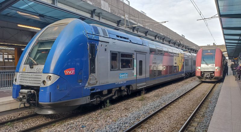 Starší dvoupodlažní regionální elektrické vlaky na hlavním nádraží. Ten èervený patøí Lucemburským drahám, které spoleènì se SNCF provozují linku ze Štrasburku pøes Méty do