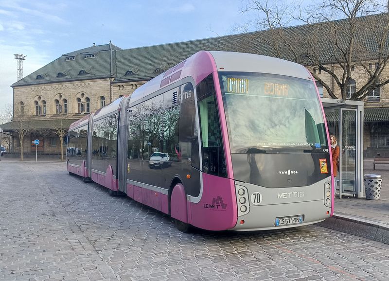 Autobusy Van Hool vypadají velmi podobnì zepøedu i zezadu, i když jsou pouze jednosmìrné. MHD tu funguje pod znaèkou Le Met a provozuje jí dopravce TIMM vlastnìný Keolisem, SNCF a mìstem Méty. Mettis je znaèka superpáteøních linek A a B.