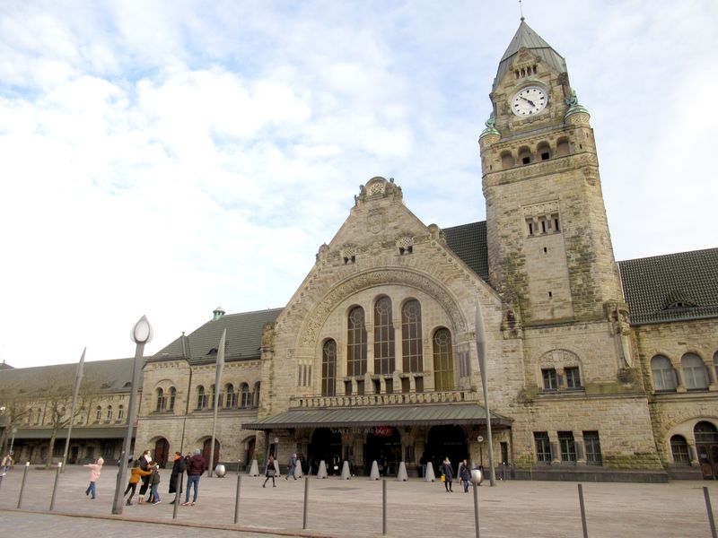 Hlavní nádraží leží v ideální poloze na okraji historického centra. Mìstem projíždí také rychlovlaky TGV mezi Paøíží a Štrasburkem. Zklidnìné námìstí pøed nádražím patøí pìším, cyklistùm a MHD. Zastavují tu také obì páteøní linky Mettis.