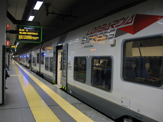 Malpensa express - rychlý elektrický vlak spojuje od roku 1999 nejvìtší milánské letištì s centrem mìsta. Do roku 2010 konèily tyto vlaky na nádraží Cadorna, nyní jezdí až na hlavní nádraží.