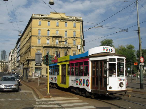 Typická milánská tramvaj Peter Witt, která byla do Milána dodána v letech 1928 - 1930 v poètu pøes 500 kusù, jezdí dodnes - a tento vùz pøedznamenává svìtovou výstavu Expo, která se bude v Milánì konat v roce 2015.