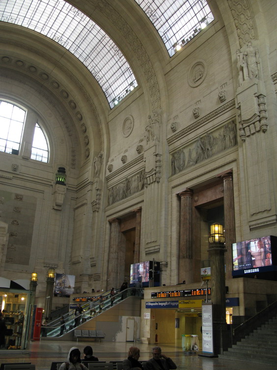Výraznou a jistì také nákladnou rekonstrukcí prošlo hlavní vlakové nádraží Milano Centrale z roku 1931. Obrovská a monumentální odbavovací hala v sobì nyní skrývá množství obchodù a služeb.