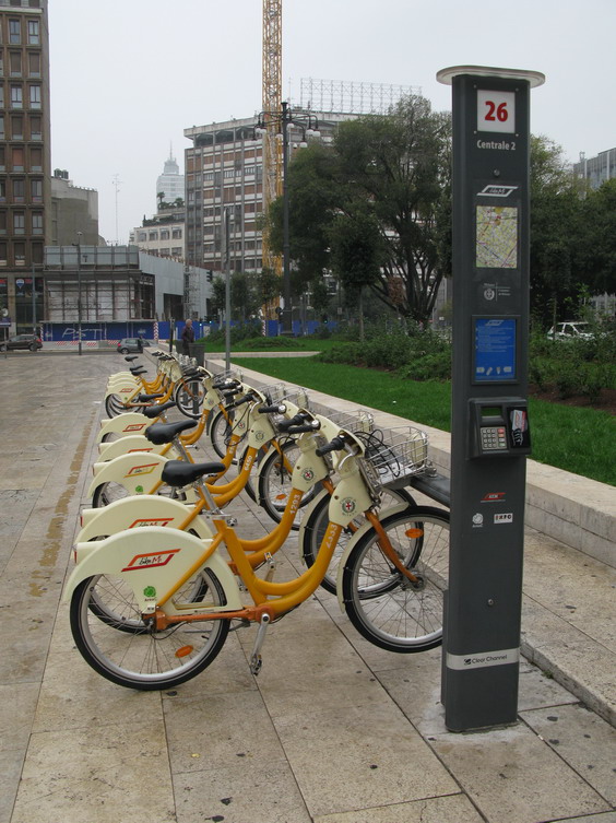 Rovinatý Milán je vhodný pro cestování na kole. Systém mìstských kol s mnoha stanovišti provozuje také zdejší mìstský dopravce ATM.