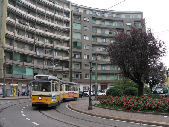 Piazzale Negrelli je koneènou pro linku 2. Na ní jezdí tyto dvouèlánkové tramvaje z let 1956 - 1960. I zde se pøi postupných opravách nahrazuje pùvodní oranžový nátìr novým mìstským schématem.