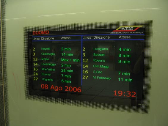 Šikovný panel v metru, kde se dozvíte i odjezdy linek povrchové dopravy.
