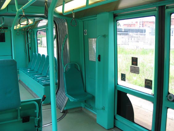 Brèálový interiér nejnovìjšího typu tramvají v antivandalském provedení.