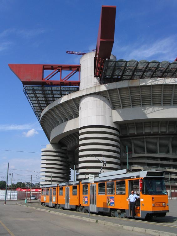 Obøí fotbalový stadion a stejnì obøí osmikolejná tramvajová smyèka.