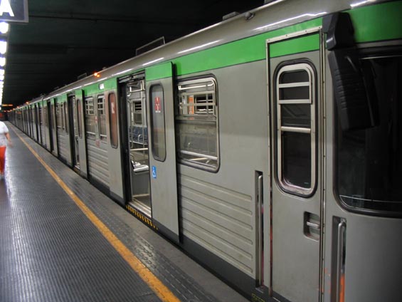 Na zelené lince metra M2 jezdí dva podobné typy vozù.