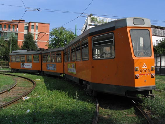Kloubová tramvaj ze sedmdesátých let má asymetrická èela.
