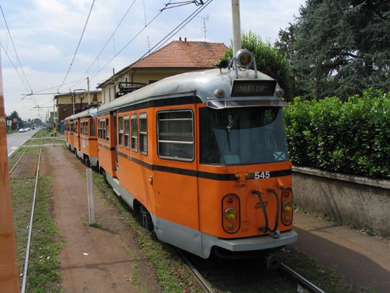 Pøímìstská tramvaj ve výhybnì uprostøed trati do mìsta Limbiate.