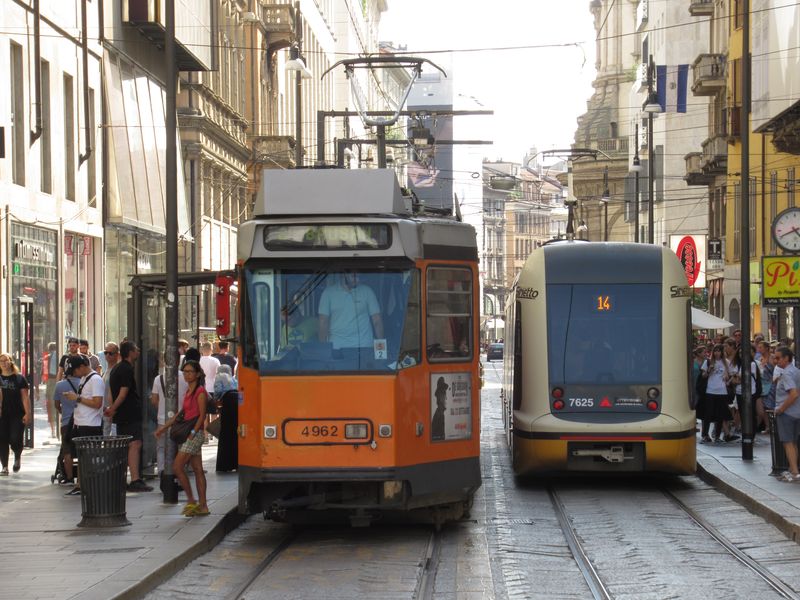 Setkání tramvají Jumbotram a Sirietto na rušné trati v centru poblíž stanice Duomo. Tyto tramvaje od sebe dìlí více než 30 let. Nové tramvaje Sirio a Sirietto byly pùvodnì zelené.