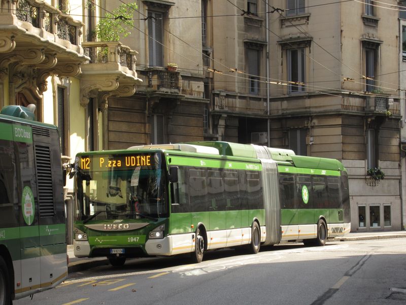 Bìhem výluky na èásti úseku metra M2 byly nasazeny v krátkém intervalu kloubové autobusy, i ty nejnovìjší v podobì hybridních Urbanwayù od Iveca.