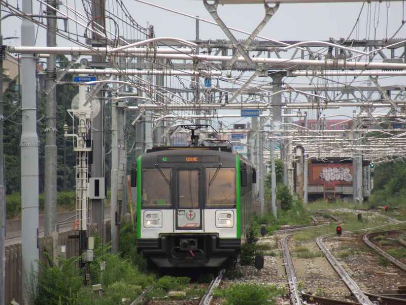Druhý nejnovìjší typ milánského metra na povrchovém úseku linky M2. Tyto soupravy typu „Meneghino“ byly vyrobeny v letech 2008-10 v poètu 46 jednotek a jezdí na všech tøech základních trasách metra.
