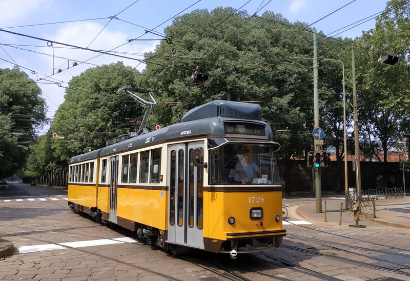 Køižovatkou s typickou milánskou dlažbou projíždí tato vzornì opravená dvouèlánková tramvaj z poloviny 50. let. V provozu by jich mìlo být ještì kolem 30.