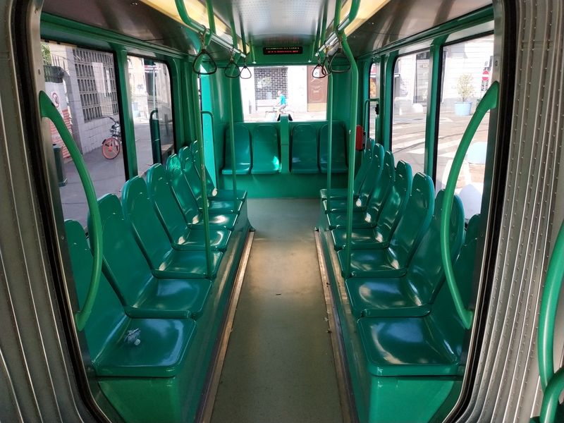 Brèálovì zelený interiér zadního èlánku nízkopodlažní tramvaje Sirietto. Zvenku už jsou ale tyto tramvaje žlutohnìdé.
