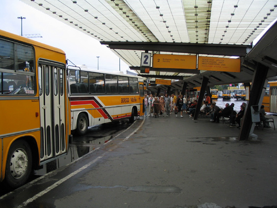 Letité kloubové i dálkové Ikarusy na autobusovém nádraží. U každého oznaèníku je signalizace odjezdu jednotlivých spojù.