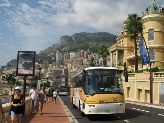 Dálkový autobus na rychlíkové lince, která po dálnici spojuje Monaco a Menton s mezinárodním letištìm v Nice. Vìtšina cestujících ale využívá zastávkovou linku 100, která vede podél Azurového pobøeží.