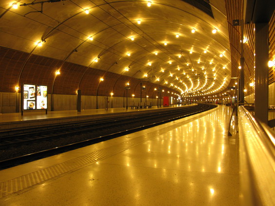Podzemní železnièní stanice Monaco-Monte Carlo. Stanice vznikla v roce 1999 a nahradila pùvodní 2 oddìlené stanice. Délka nástupištì odpovídá možnosti zastavování dálkových vlakù.