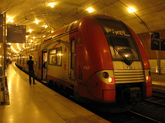Jediná železnièní tra� vede pøes Monaco celá pod zemí a spojuje Nice s italským mìstem Ventimiglia. Kromì dvoupodlažních osobních vlakù, které brázdí Azurové pobøeží v krátkých intervalech, tu zastavují také nìkteré dálkové vlaky.