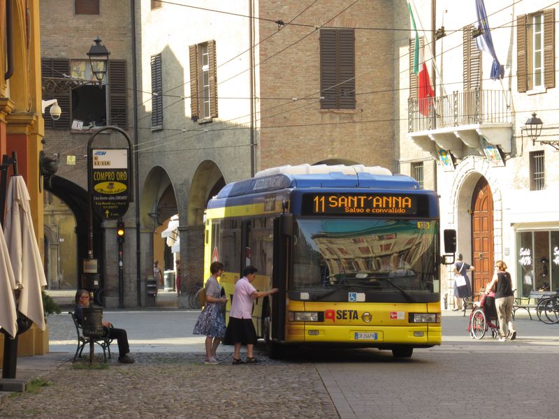 Další plynový autobus na trolejbusové lince, tentokrát starší Iveco na severojižní lince 11 pøímo v úzkých ulicích historického centra Modeny. Linky MHD jsou èíslovány od 1 do 14 s rùznými písmennými pøídavky.