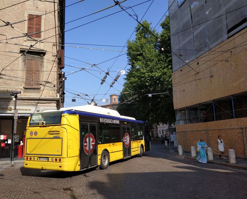 Plynový autobus Iveco na trolejbusové lince 6 odboèuje na centrální køižovatce od jihu a smìøuje dál na svou severozápadní koneènou.