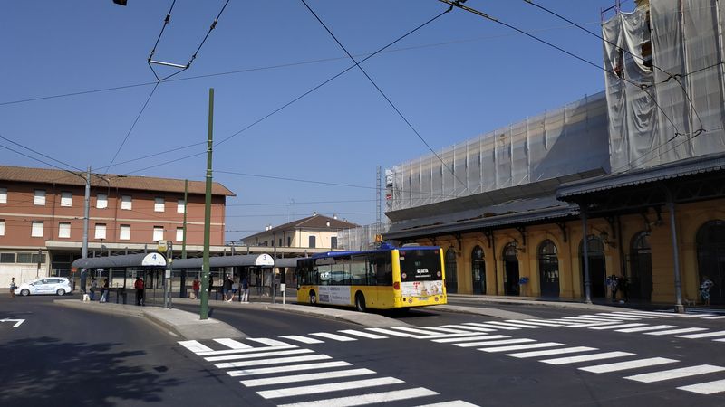Vlakové nádraží v Modenì procházelo v dobì návštìvy rekonstrukcí, opravena už ale byla asfaltová pøednádražní plocha, kde se otáèejí trolejbusy i autobusy MHD. Ze tøí trolejbusových linek zajíždí k nádraží linky 7 a 11.