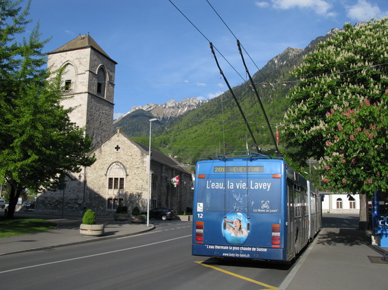 Jediná švýcarská pøímìstská trolejbusová linka 201 na koneèné v mìsteèku Villeneuve. Cesta s tímto trolejbusem trvá necelých 40 minut.