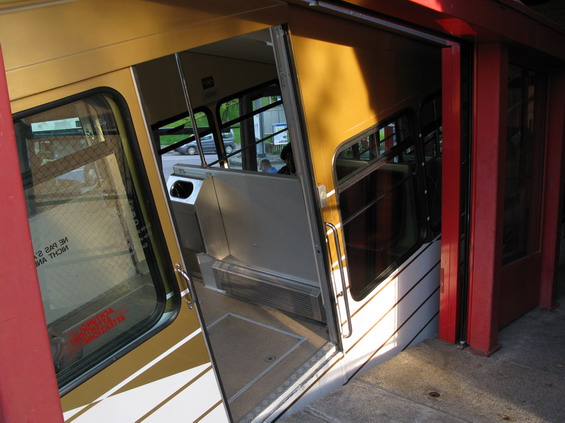 V dolní a horní stanici je velký rozdíl sklonu kolejí, takže v dolní stanici je podlaha vozu oproti rovinì nástupištì pomìrnì strmá - stejnì tak v horní stanici, jenže obrácenì.
