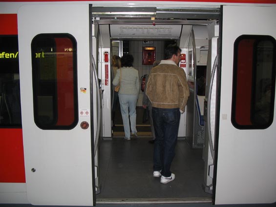 Oddìlení výstupu a nástupu umožòuje zkrátit pobyt S-Bahnu ve stanicích v centru na polovinu.