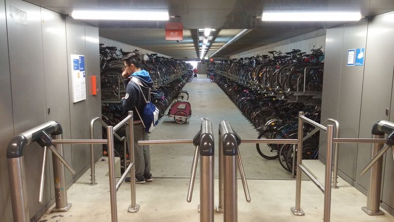 V rovinatém Mnichovì se hodnì jezdí také na kole, a tak nejsou výjimkou obøí parkovištì kol u stanic metra nebo S-Bahnu. Zde jedno takové, i pomìrnì dobøe zabezpeèené, na rušné stanici S-Bahnu „Passing“ na západì Mnichova.