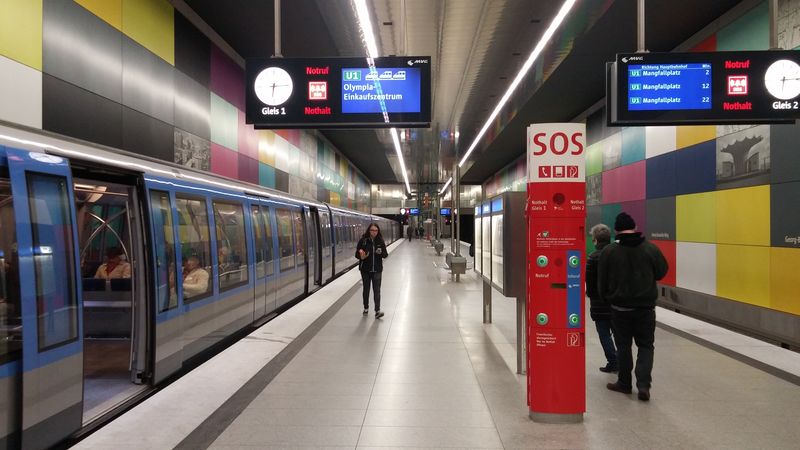 Stanice Georg-Brauchle-Ring byla otevøena v roce 2003 v západní èásti linky U1 jako první z novì výtvarnì pojatých stanic v Mnichovì, které dnes šíøí slávu tohoto podzemního systému ve svìtì.