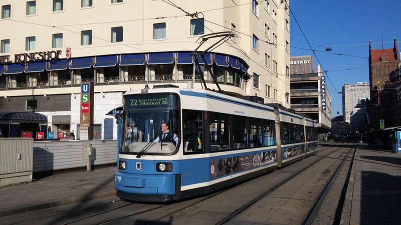 Na krátké posilové lince zavedené teprve v roce 22 byla k vidìní ještì nerekonstruovaná tramvaj typu R s pùvodním nátìrem i výklopnými dveømi. Tìmto prvním nízkopodlažním tramvajím v Mnichovì už je také pøes 20 let.