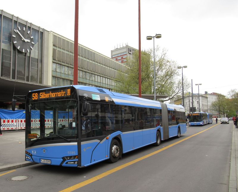 Nejnovìjší generace polských Solarisù už je i v Mnichovì, a to v kloubové i standardní verzi (pro spøahování s vleky). Metrobusová linka 58 zaèínající pøed hlavním nádražím je pomìrnì krátká a kopíruje trasu kdysi zrušené tramvajové linky 17.