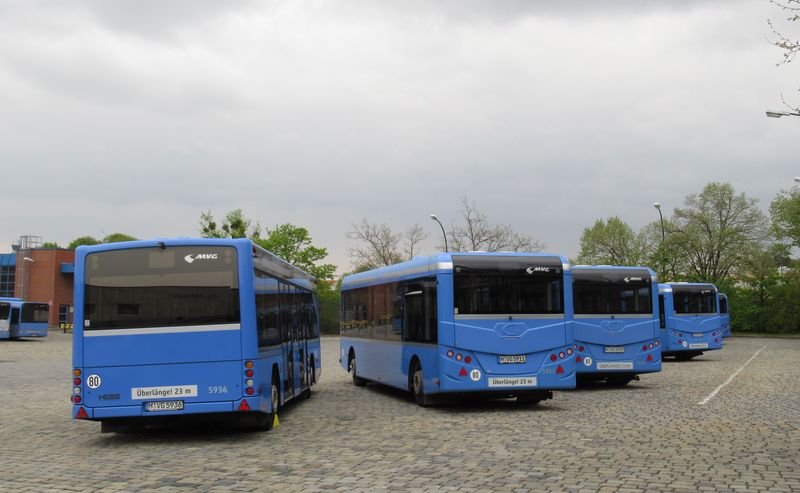 Autobusové vleky rùzných výrobcù jsou uskladnìny v garážích MVG na západì mìsta poblíž stanice metra Westendstrasse. Spolu s 15 vleky provozovanými soukromými dopravci jich Mnichov má už cca 60. Ty nejstarší (kulaté) od firmy Göppel jezdí už od roku 2013. Nejnovìjší vleky pak vyrobila firma Hess.